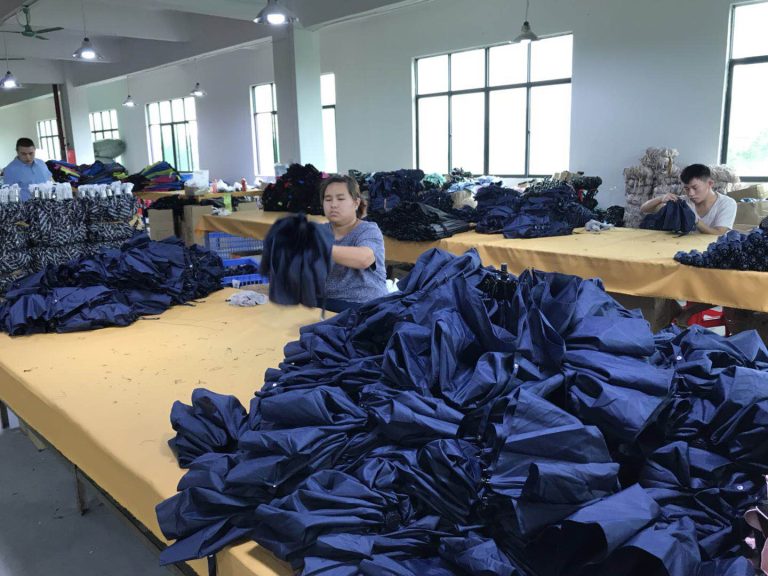 广州雨伞厂品检车间，雨伞成品检查和包装前检验