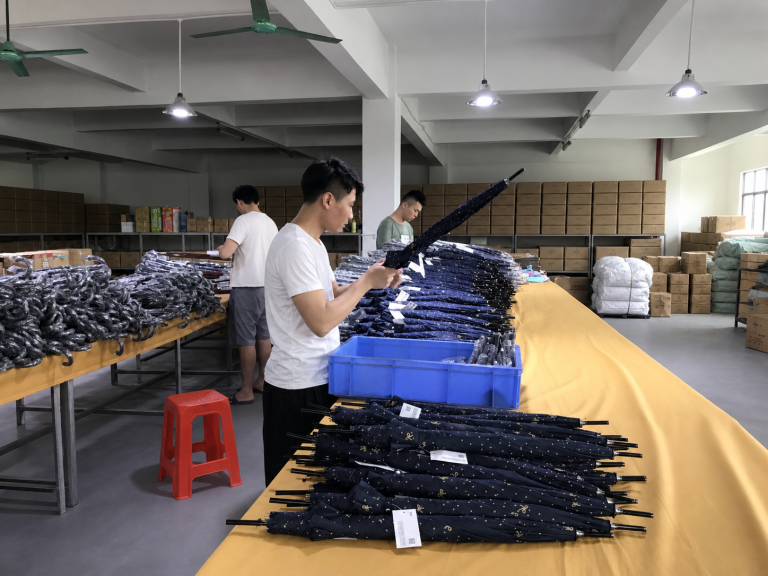 广州雨伞厂成品包装车间，工作人员检查并包装定制雨伞