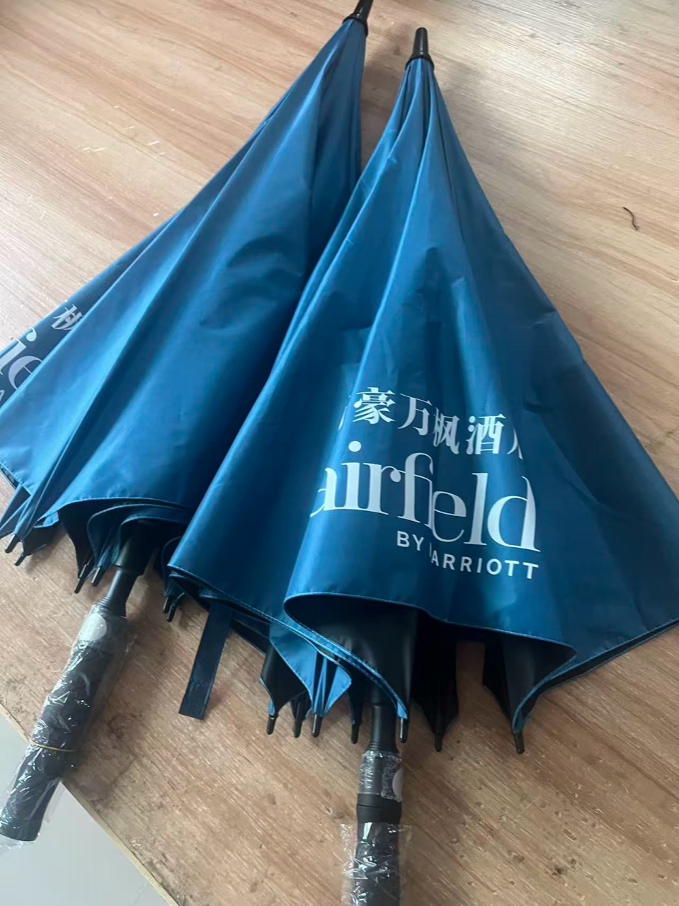 第二次酒店雨伞整伞样品的外侧伞面和白色Logo实拍