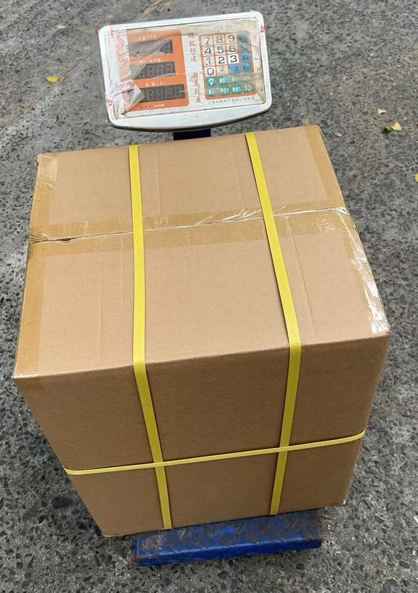 已封箱的纸箱放在台秤上进行称重