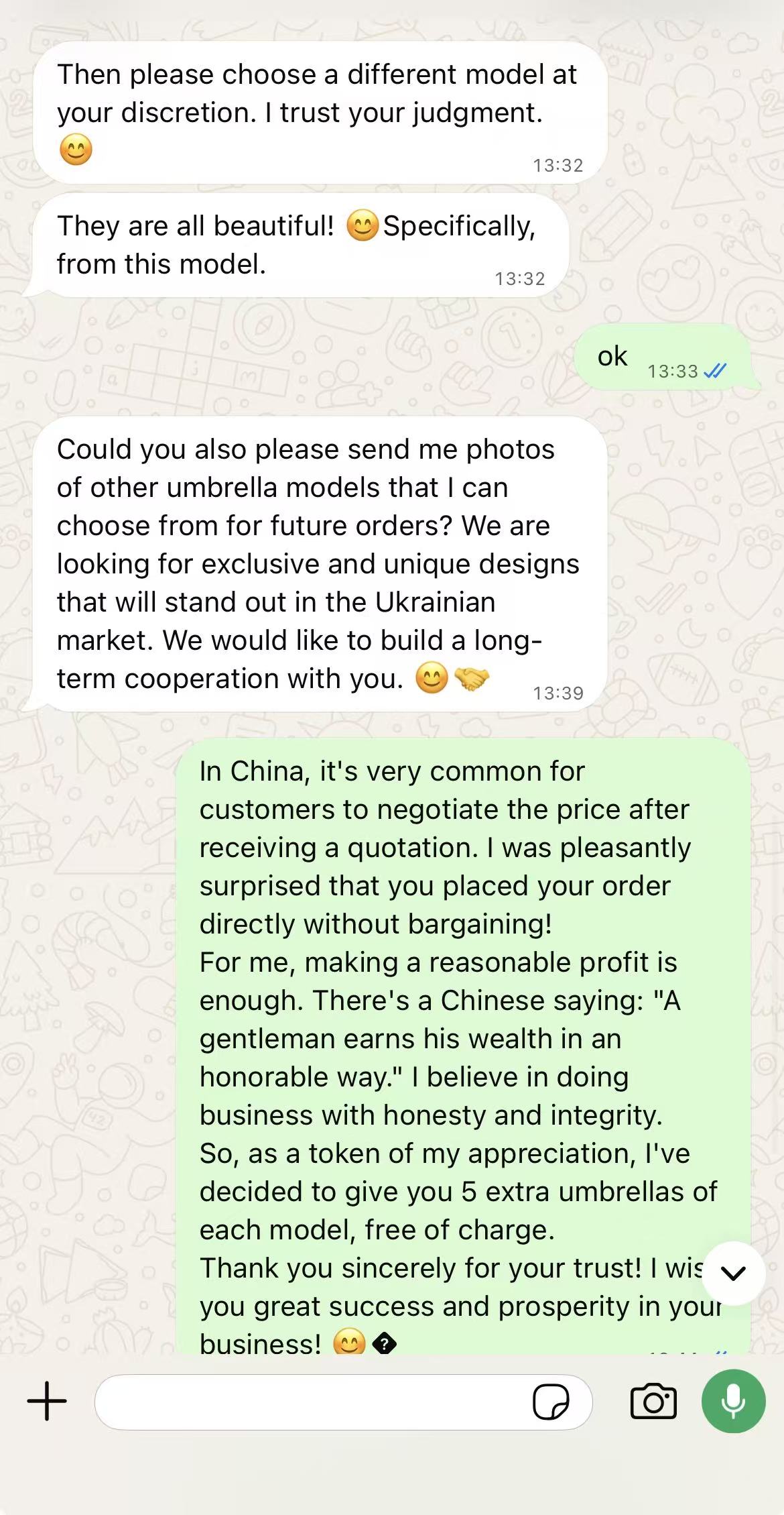 雨伞客户希望寻找适合乌克兰市场的独特款式,陈爱华说明每款额外赠送五把雨伞的原始聊天截图。
